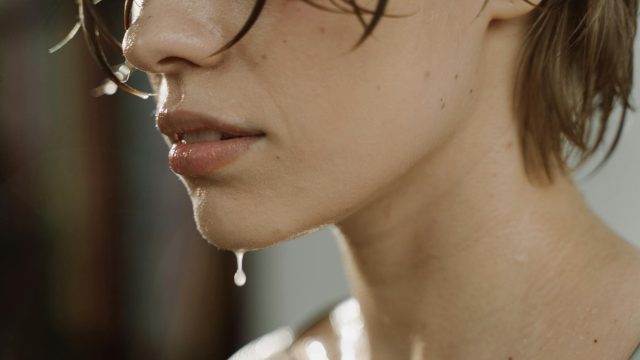 Transpiration visage remède naturel : 7 solutions efficaces testées
